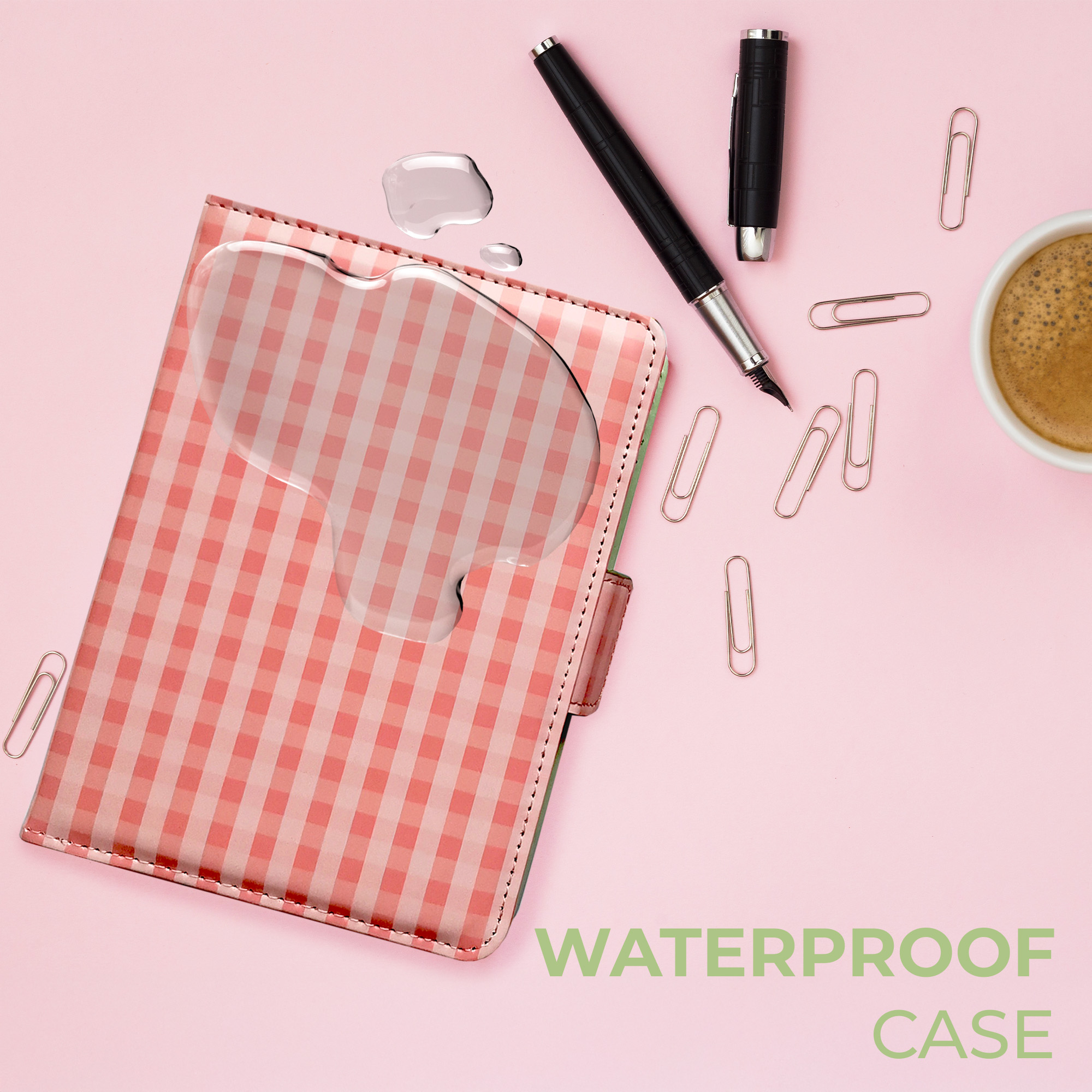Fondo rosa con funda impermeable, bolígrafo, café y clips. Gotas de agua en la funda. Texto: funda impermeable.