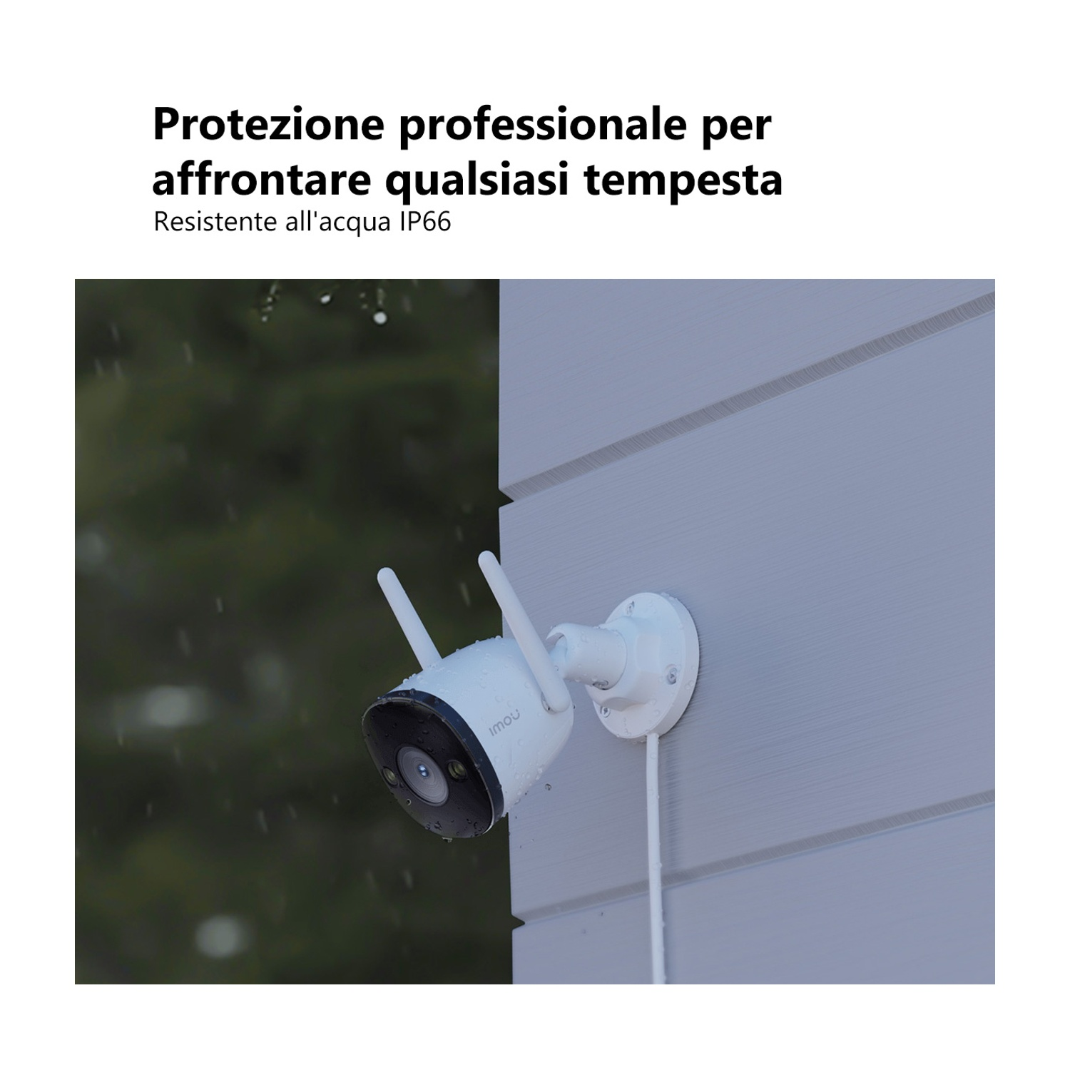 Una telecamera di sicurezza bianca con antenne è montata su un muro grigio. La telecamera è bagnata, suggerendo pioggia. Lo sfondo è un verde sfocato.