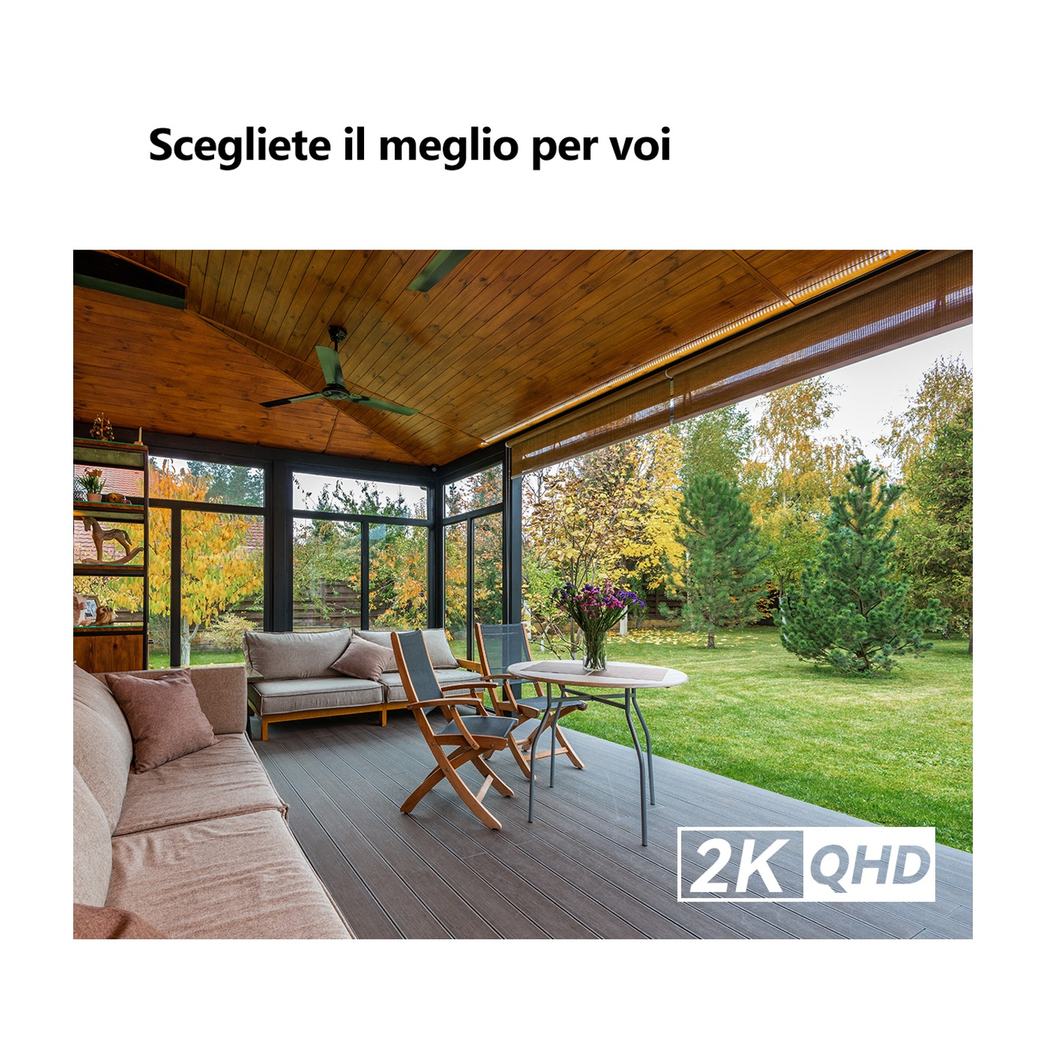 Un solarium con divano, sedie e tavolo. All'esterno prato verde e alberi. Il testo '2K QHD' è visibile.