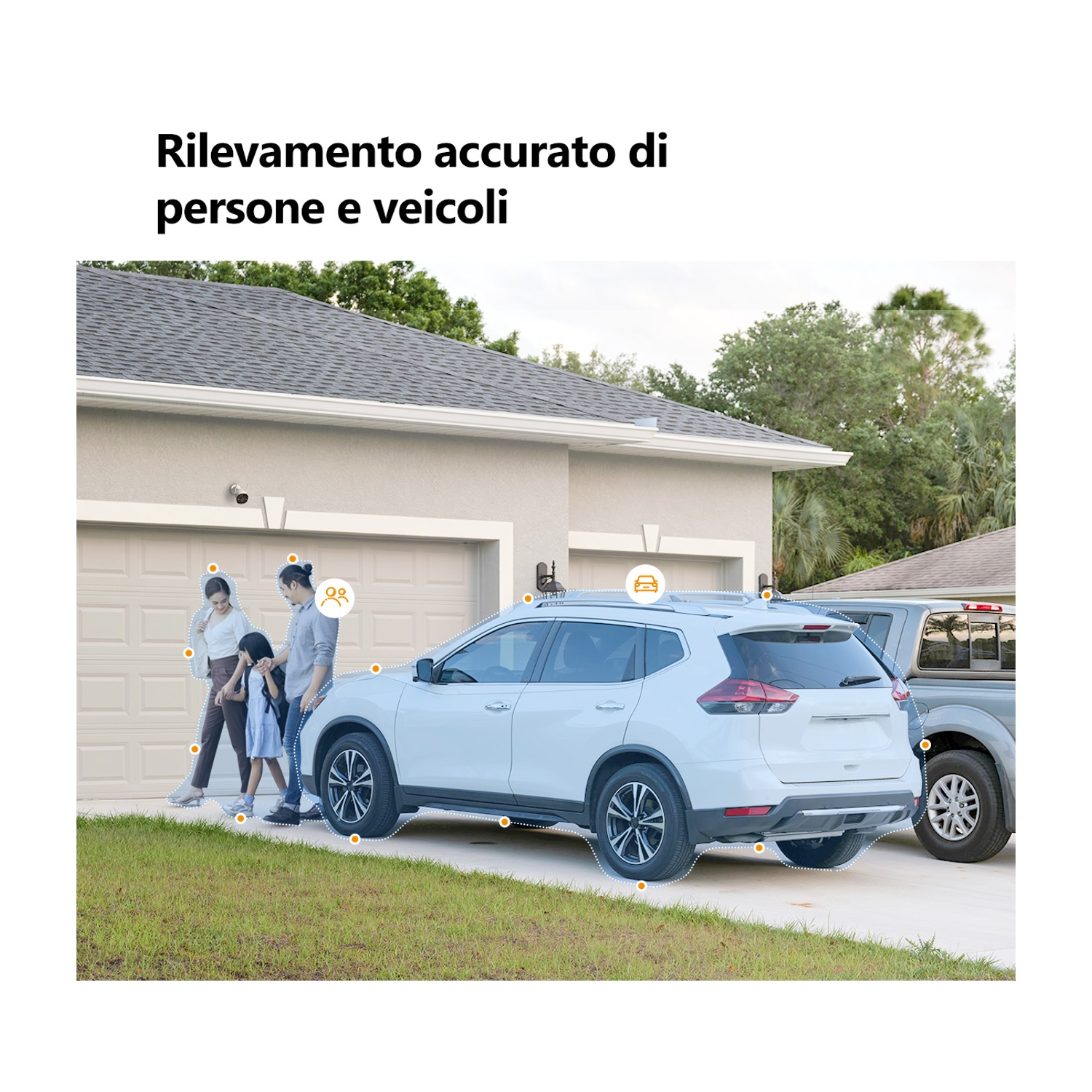 Una famiglia cammina accanto a un SUV bianco parcheggiato in un vialetto. Un camion grigio è parcheggiato accanto. La casa ha un garage per due auto.