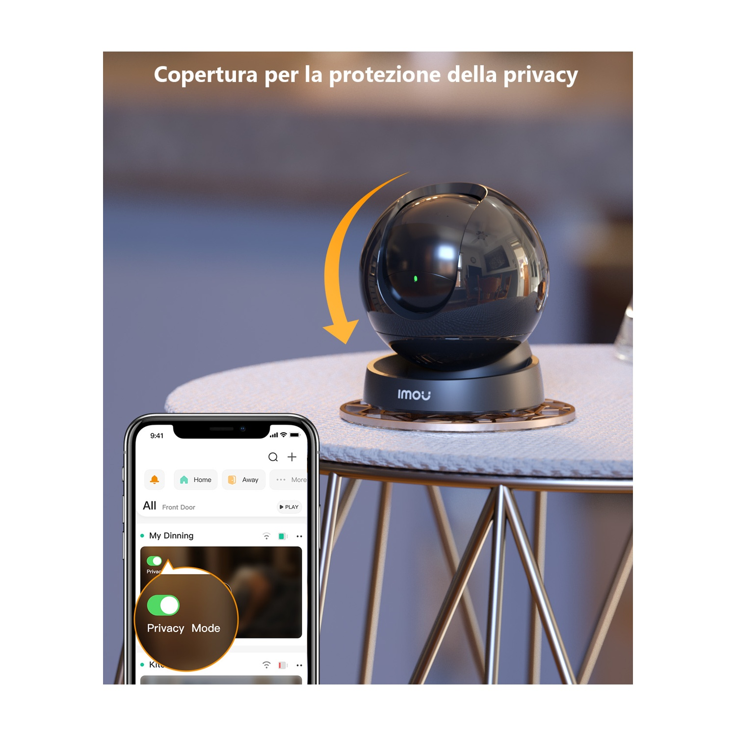 Una telecamera nera su un tavolo con uno smartphone che mostra la modalità privacy. La telecamera è etichettata 'IMOU'.