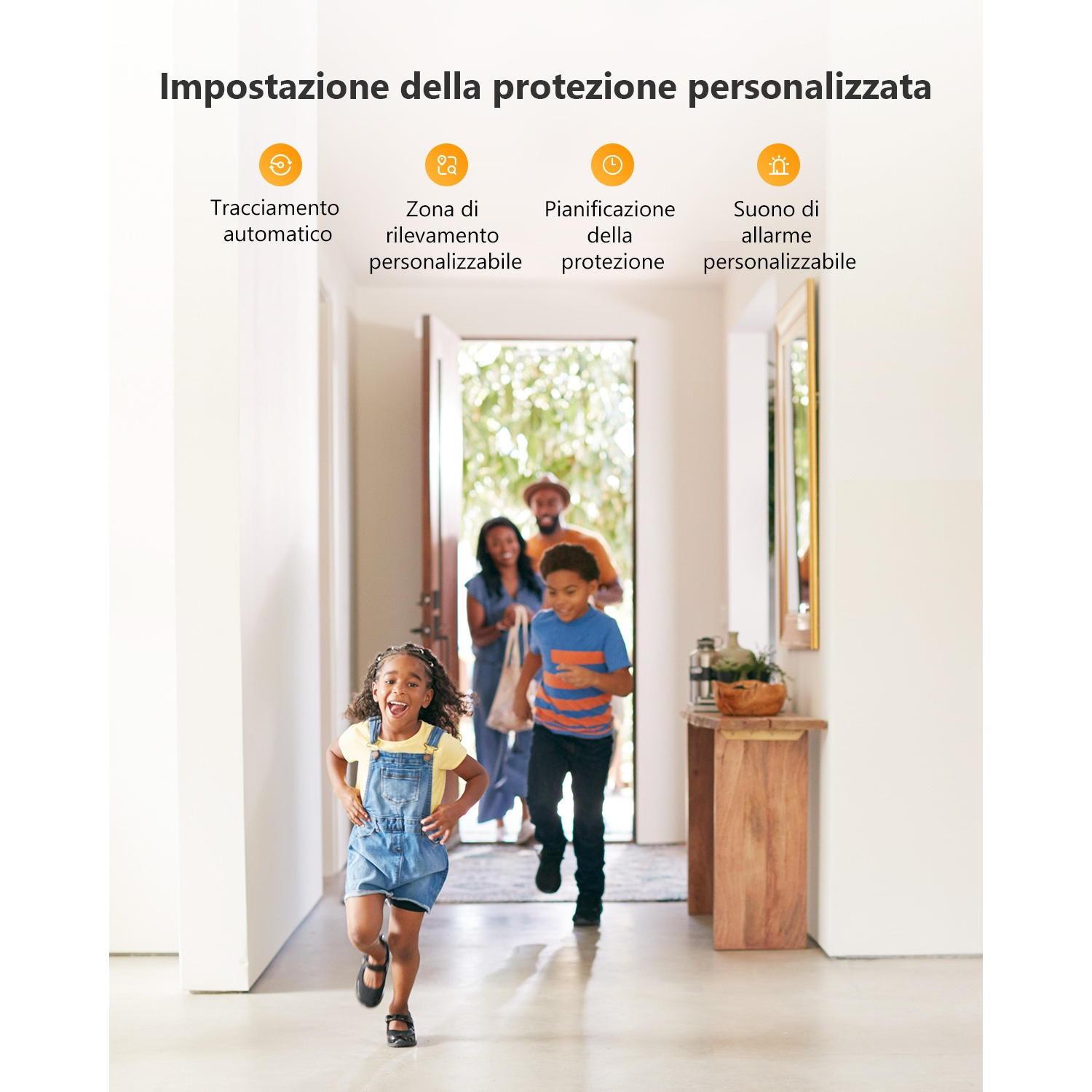Una bambina corre verso la fotocamera, seguita da un bambino. I genitori sono in piedi sullo sfondo, alla porta. Testo: Impostazioni di protezione personalizzate.