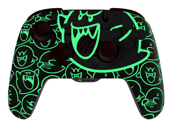 Mando negro con diseño de fantasma Boo verde. Cuenta con botones, joysticks y una cruceta. El diseño brilla en la oscuridad.