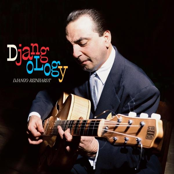 Mann im Anzug spielt Gitarre. Text 'Djangology' und 'Django Reinhardt' sind vorhanden. Der Mann schaut nach unten, konzentriert sich.