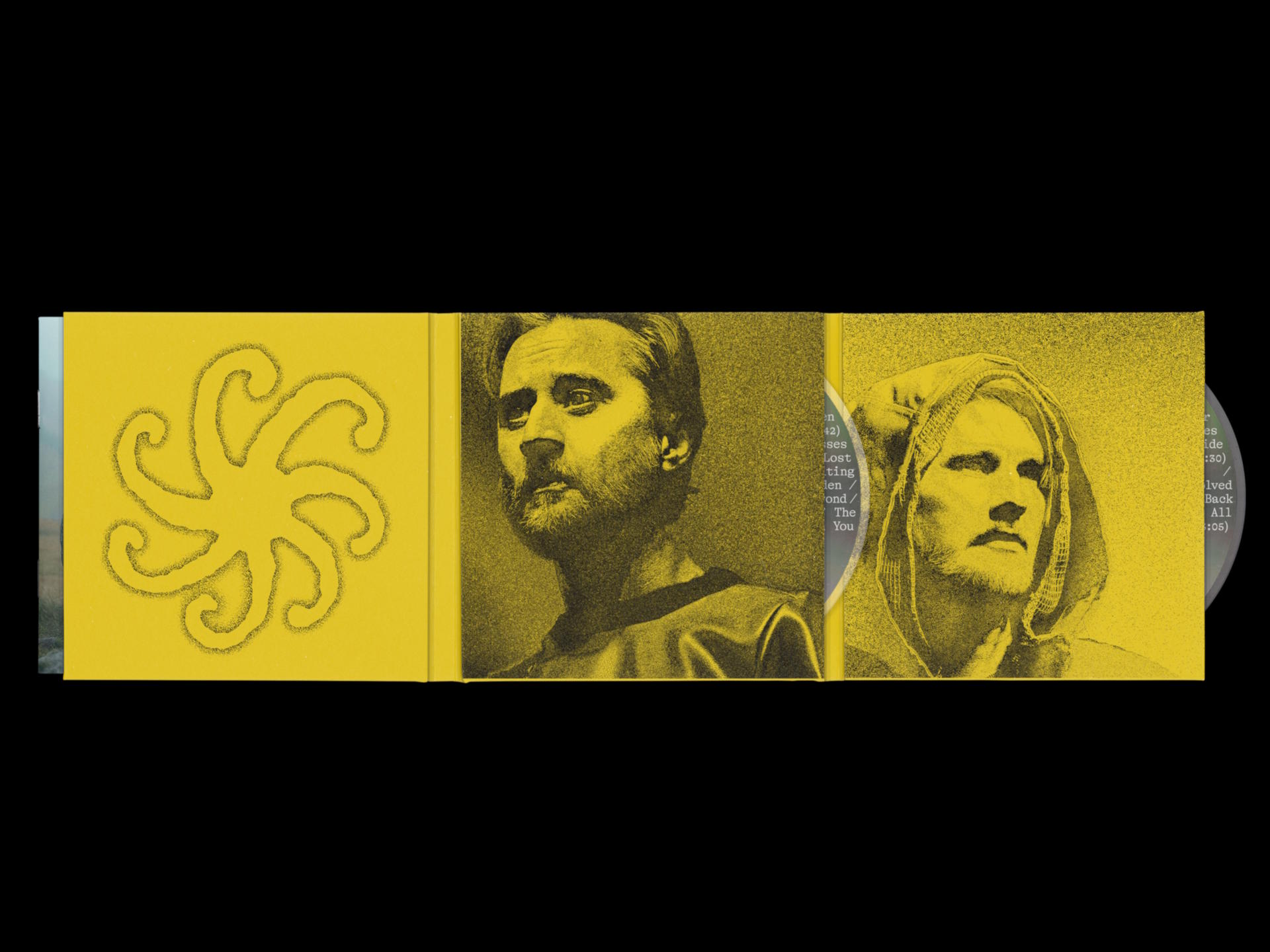 Albumcover: Gelber Hintergrund, schwarze Grafik, drei Panels mit Männerporträts und eine CD.
