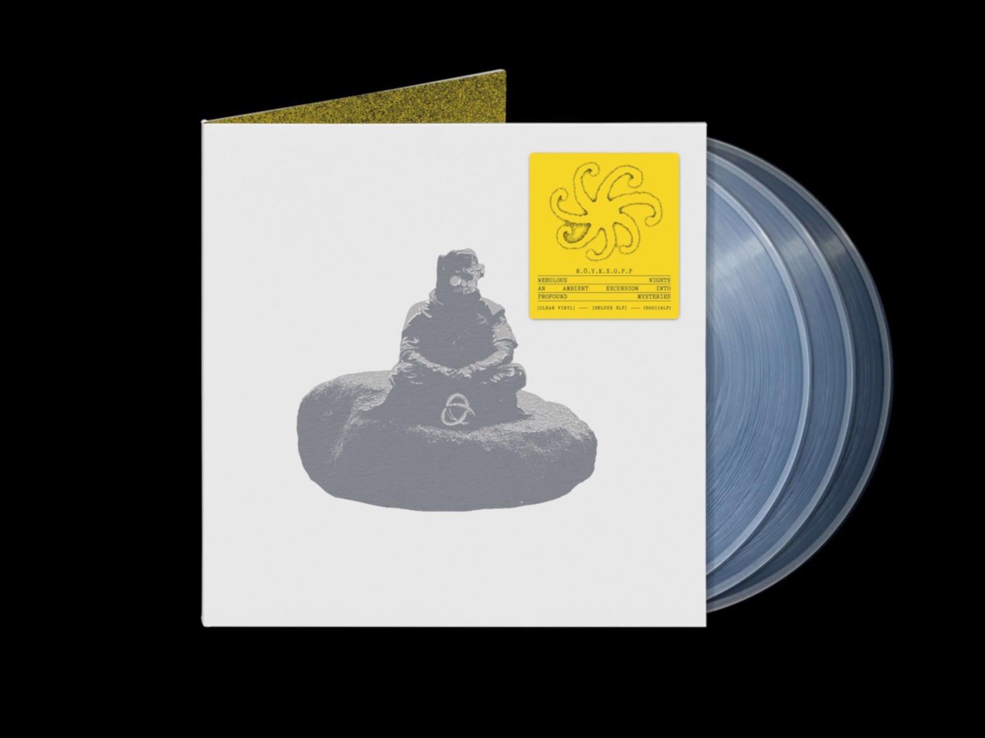 Albumcover: eine sitzende Figur auf einem Felsen. Vinylplatten rechts. Gelbes Etikett mit Oktopus-Design.
