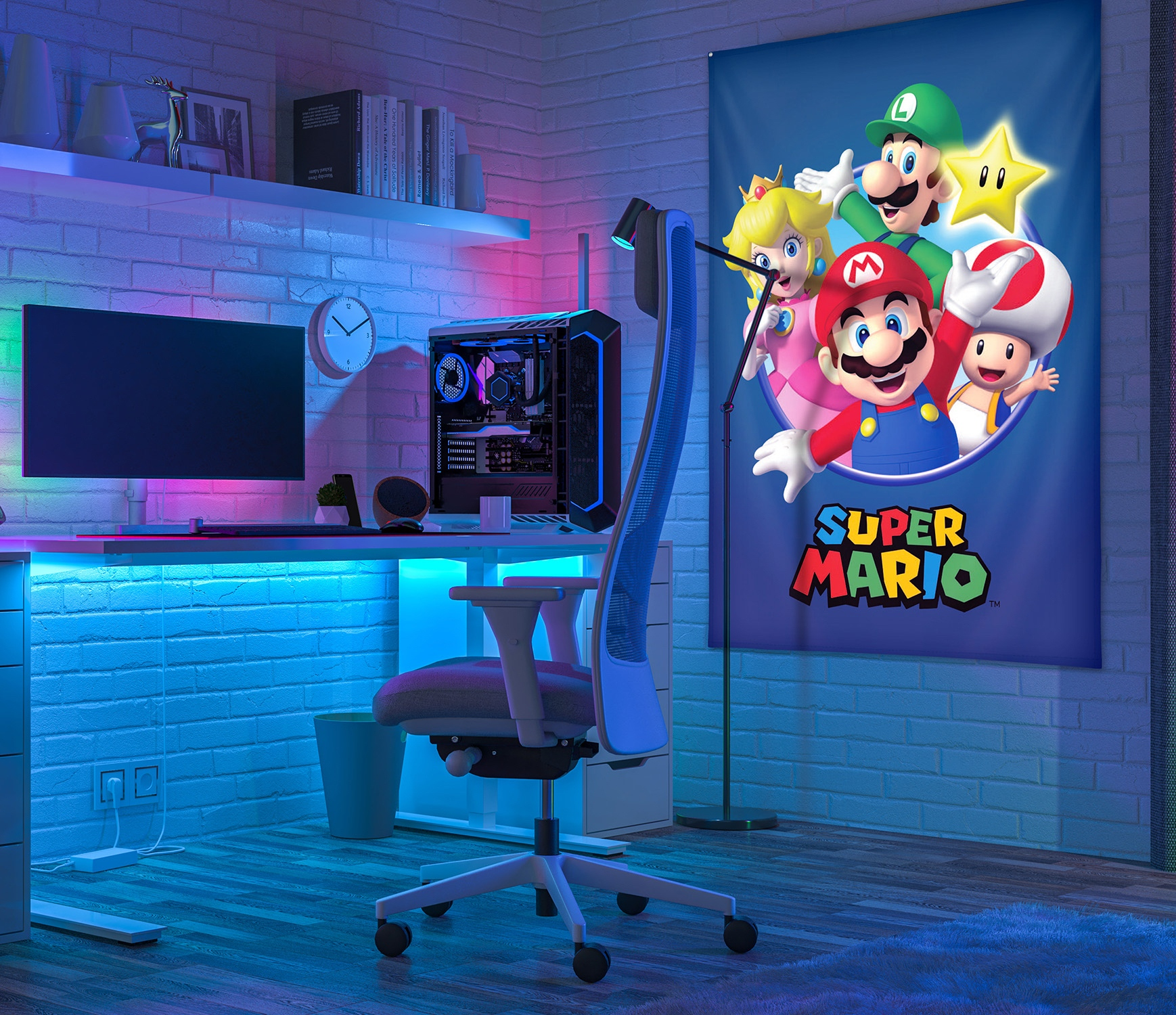 Gaming-Zimmer mit Schreibtisch, PC und Super Mario-Poster. Enthält Stuhl, Uhr und Regal mit Büchern und Dekoration, beleuchtet in Blau und Lila.