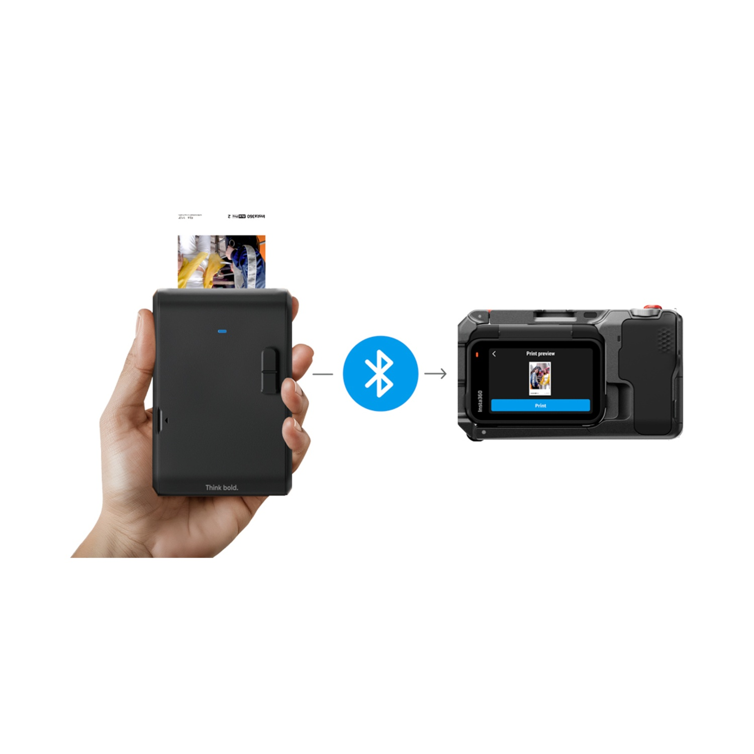 Una mano tiene in mano una stampante collegata tramite Bluetooth a una fotocamera che mostra un'anteprima di stampa. La stampante sta stampando una foto.