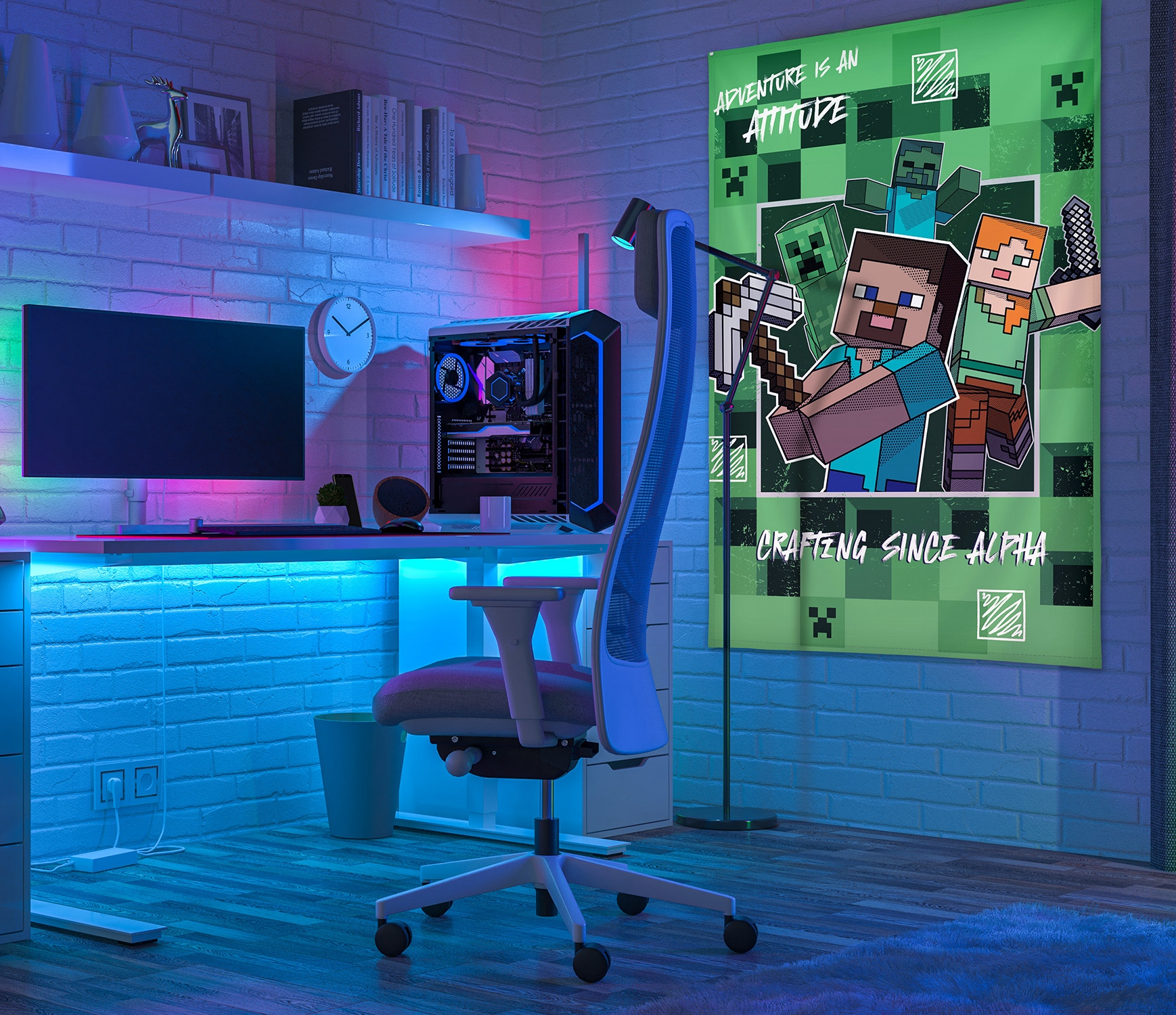 Gaming-Setup mit Minecraft-Poster. Enthält PC, Schreibtisch, Stuhl, Uhr und Bücher. Der Raum ist in Blau- und Lilatönen beleuchtet.