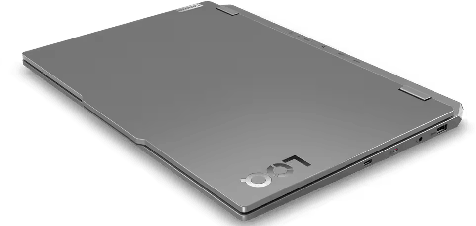 Egy zárt, ezüst Lenovo laptop zöld felületen. A Lenovo és LOQ logók láthatók. Portok az oldalon.