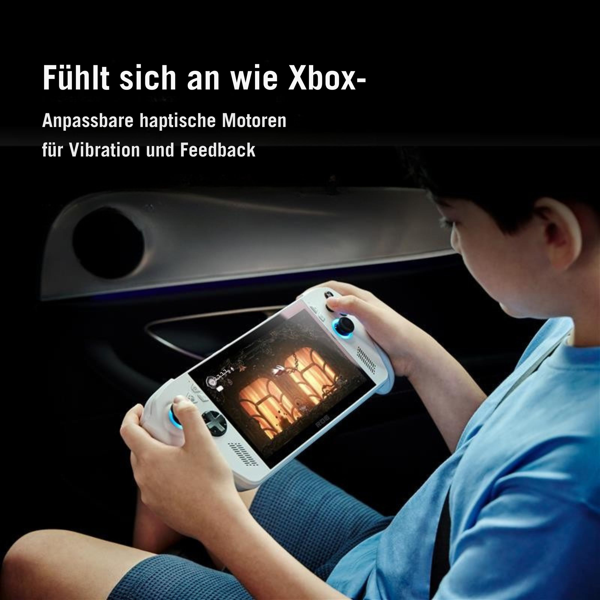 Eine Person spielt im Auto mit einer Handheld-Konsole. Der Bildschirm zeigt eine Spielszene. Text oben.