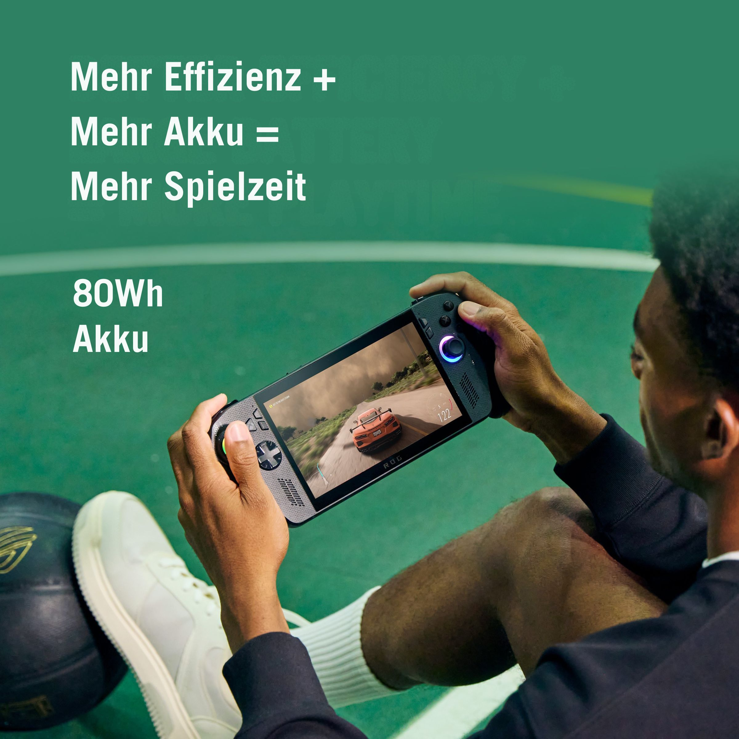 Eine Person hält eine Spielekonsole und spielt ein Autorennen. Text: Mehr Effizienz + mehr Akku = mehr Spielzeit.