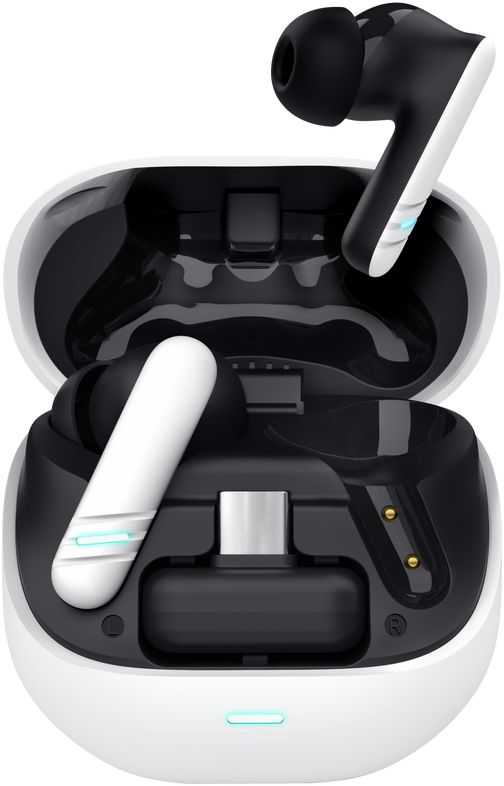 Fehér és fekete fülhallgató egy töltőtokban. A tok nyitva van, láthatók a fülhallgatók és egy USB-C port.