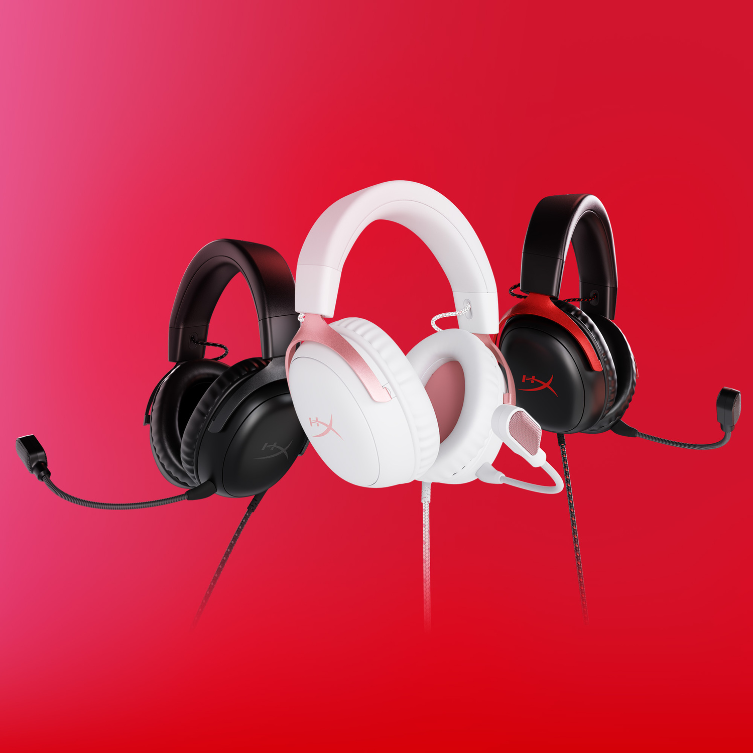 Tres auriculares para juegos con micrófonos sobre un fondo rojo. Uno es blanco y oro rosa, uno negro y otro negro y rojo.