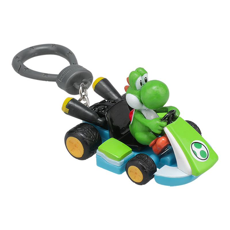 Yoshi-Figur in einem grünen Kart. Der Kart hat schwarze, grüne und blaue Details. Ein grauer Schlüsselanhänger ist am Kart befestigt.
