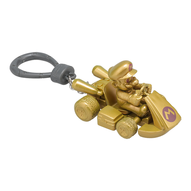 Ein goldener Mario-Schlüsselanhänger auf weißem Grund. Mario fährt einen goldenen Kart. Eine graue Schlaufe ist mit dem Kart verbunden.