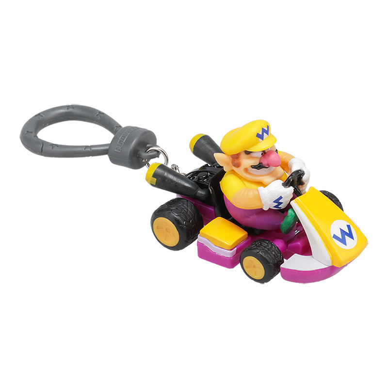 Wario-Figur in einem Kart. Gelbe Mütze, lila Latzhose, fährt einen lila Kart mit 'W'-Logo, auf weißem Hintergrund.