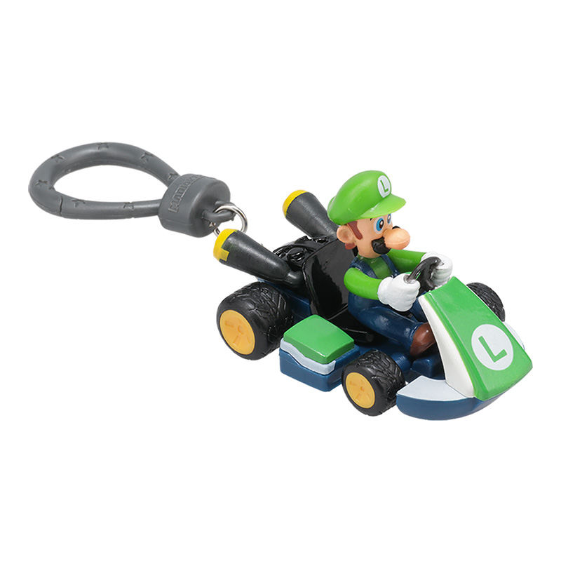Luigi in einem grünen Kart-Schlüsselanhänger. Er trägt eine grüne Mütze, blaue Latzhosen und weiße Handschuhe. Das Kart ist grün und blau.