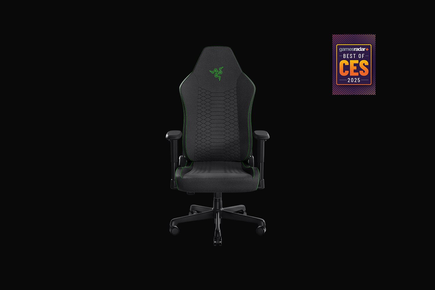 Zöld díszítésű gamer szék, Razer logóval és gamesradar+ CES 2025 jelvénnyel, fekete háttérrel.