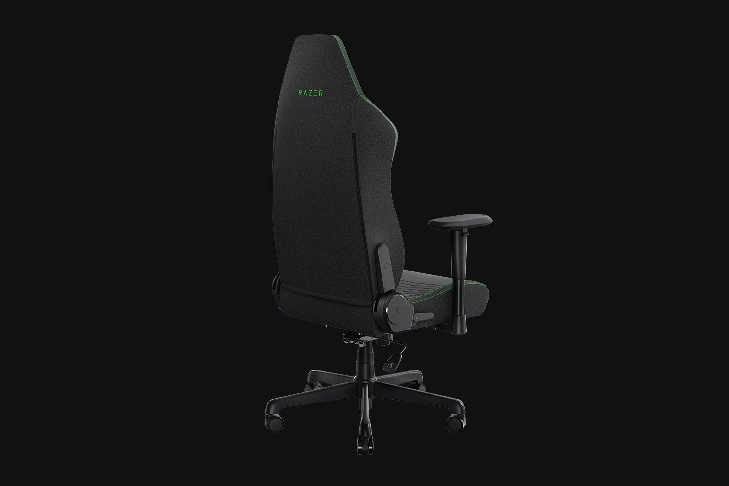 Fekete Razer gamer szék zöld varrással és logóval fekete háttéren. Oldalnézet.