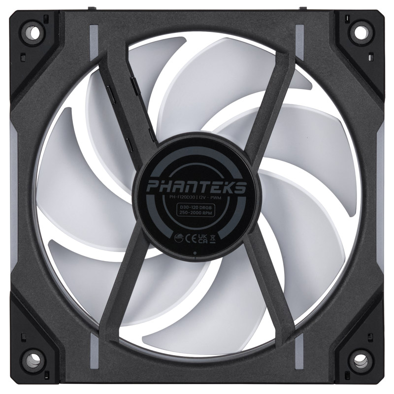 Nahaufnahme eines Computerlüfters. Er hat einen schwarzen Rahmen mit weißen Flügeln. Die Mitte hat ein Phanteks-Logo und Spezifikationen.