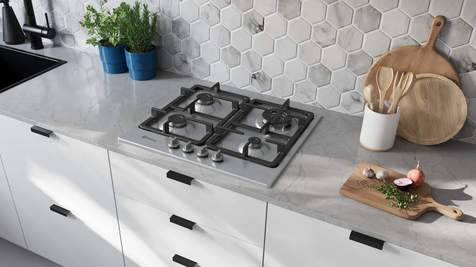 Escena de cocina con estufa, hierbas y tablas de madera. Gabinetes blancos con manijas negras. Azulejos hexagonales.