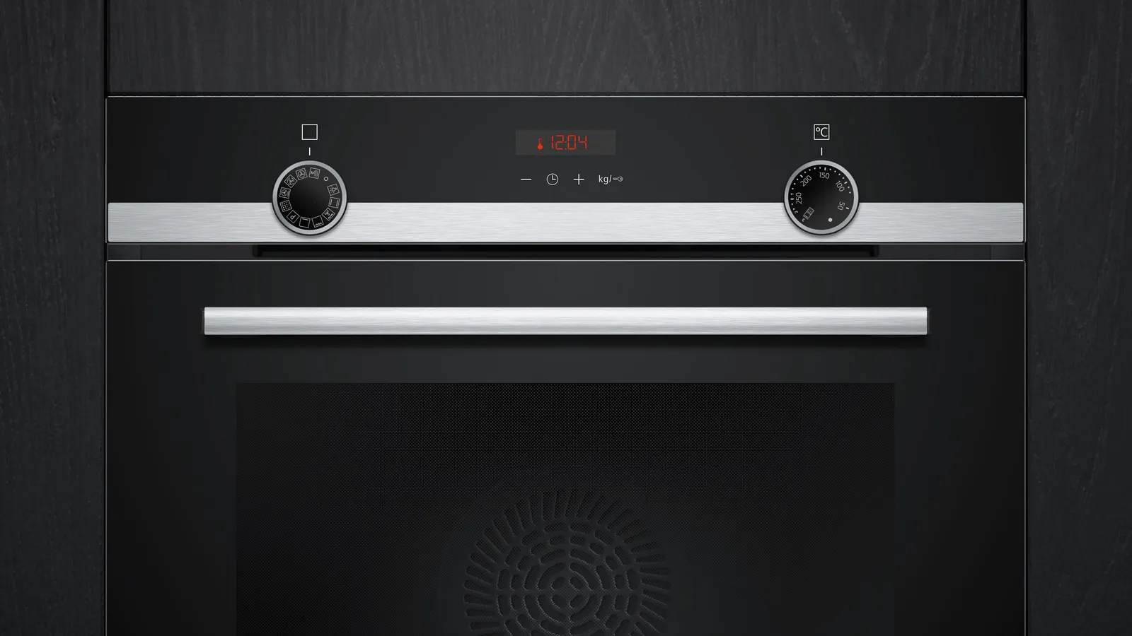 Horno negro con molduras, perillas y manija plateadas. Un reloj digital muestra la hora. El horno está empotrado en un mueble oscuro.