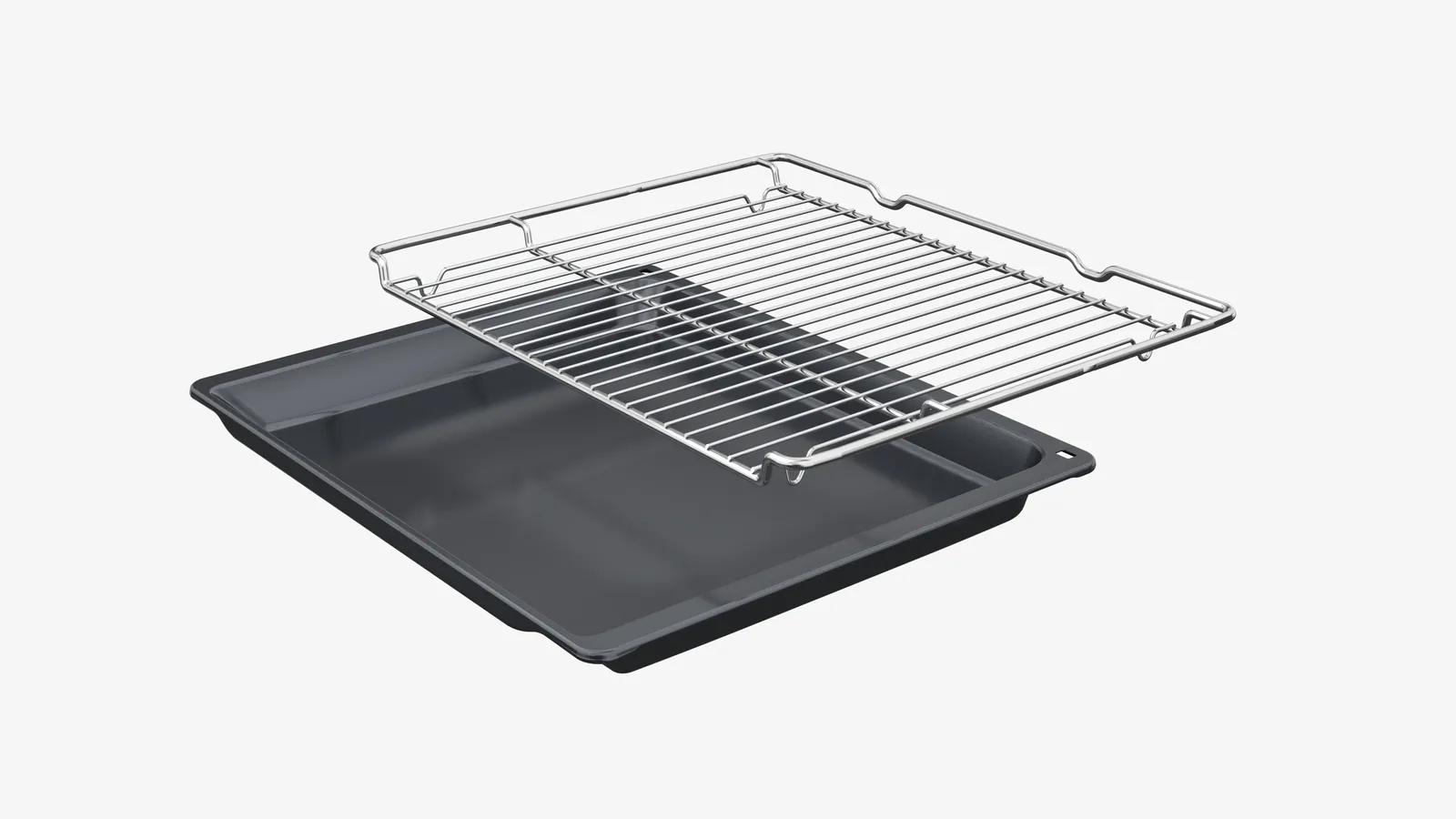 Una bandeja rectangular gris oscuro con una rejilla metálica colocada encima sobre un fondo blanco.