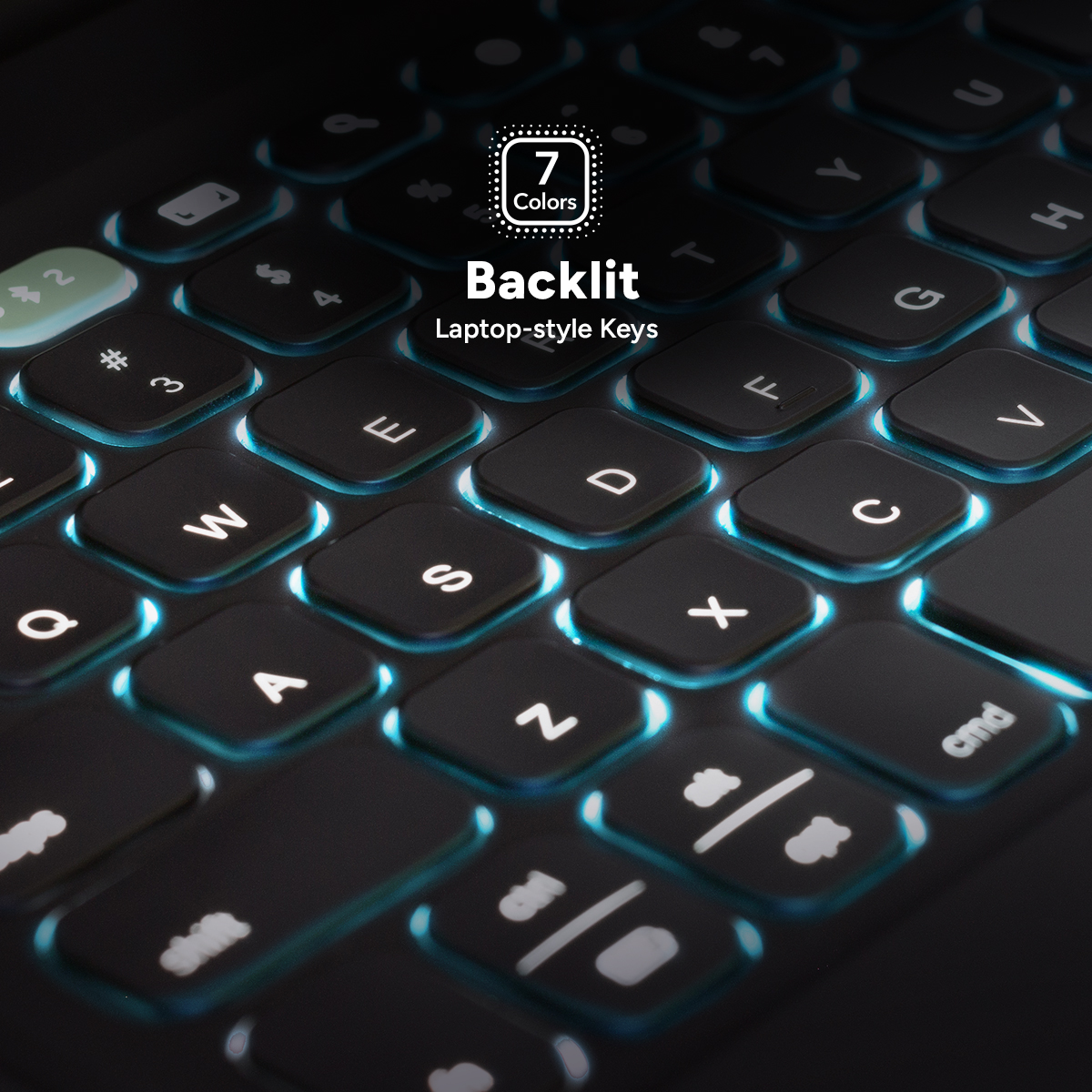 Gros plan d'un clavier d'ordinateur portable rétroéclairé. Les touches sont sombres avec une lumière bleue brillante. Le mot "Backlit" est affiché. Il y a un badge 7 couleurs.