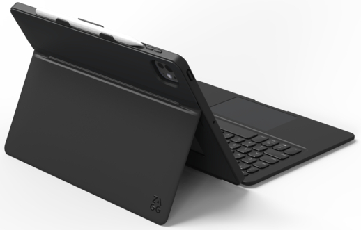 Schwarze Tablethülle mit Tastatur und Stift. Das Tablet ist geöffnet und zeigt die Tastatur und ein Touchpad. Ein weißer Stift ist befestigt.