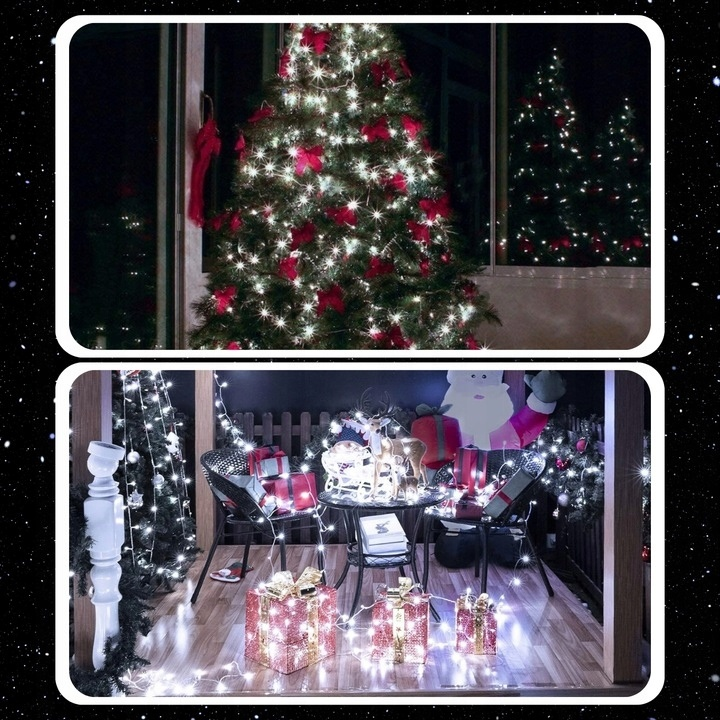 Scena bożonarodzeniowa z udekorowaną choinką, światłami, prezentami i nakrytym stołem. Widoczna dekoracja Świętego Mikołaja. Świąteczna atmosfera.