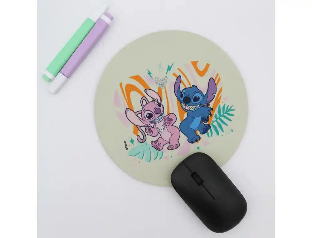 Alfombrilla con Stitch y Angel, dos rotuladores y un ratón negro sobre una superficie blanca.