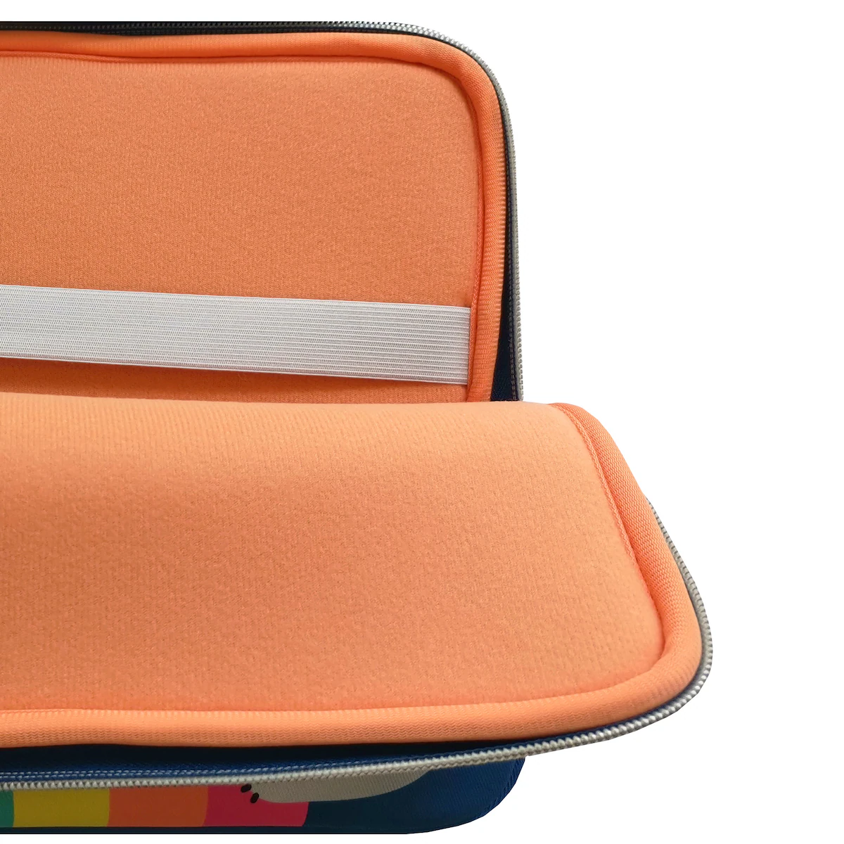 Funda acolchada naranja abierta con una correa elástica blanca. La funda tiene una base azul con diseño colorido y una cremallera negra.