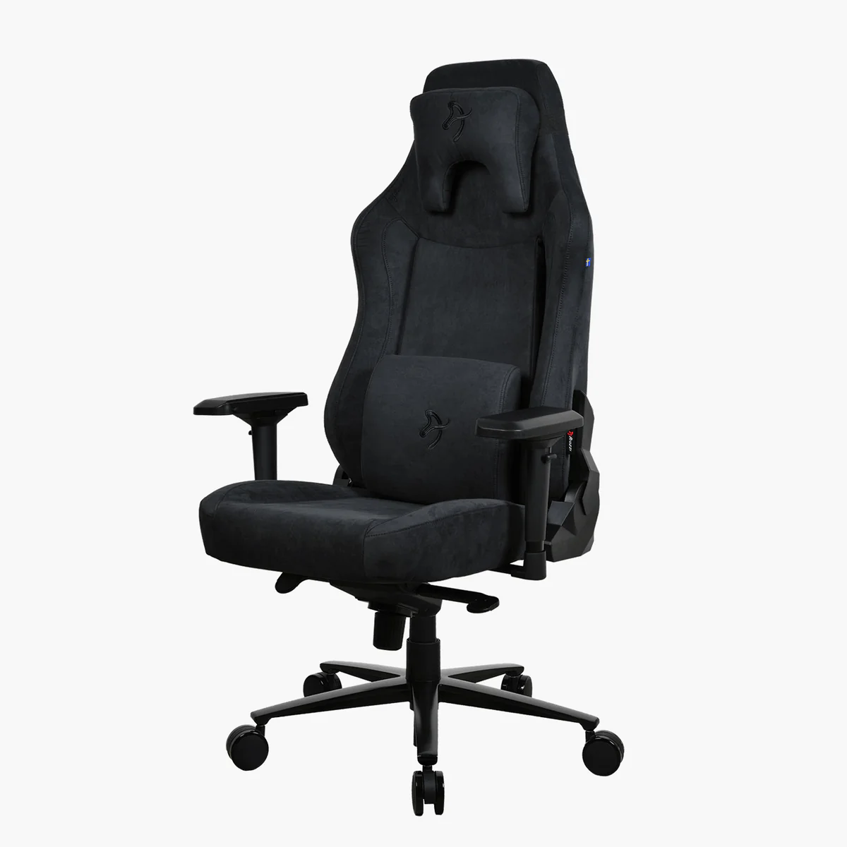 Egy fekete gamer szék fejtámlával, deréktámasszal, karfákkal és kerekekkel. Logó van a fejtámlán és a deréktámaszon.