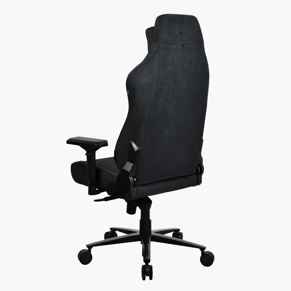 Fekete gamer szék fehér háttérrel. Magas háttámla, kartámaszok és ötszögletű talp, kerekekkel.