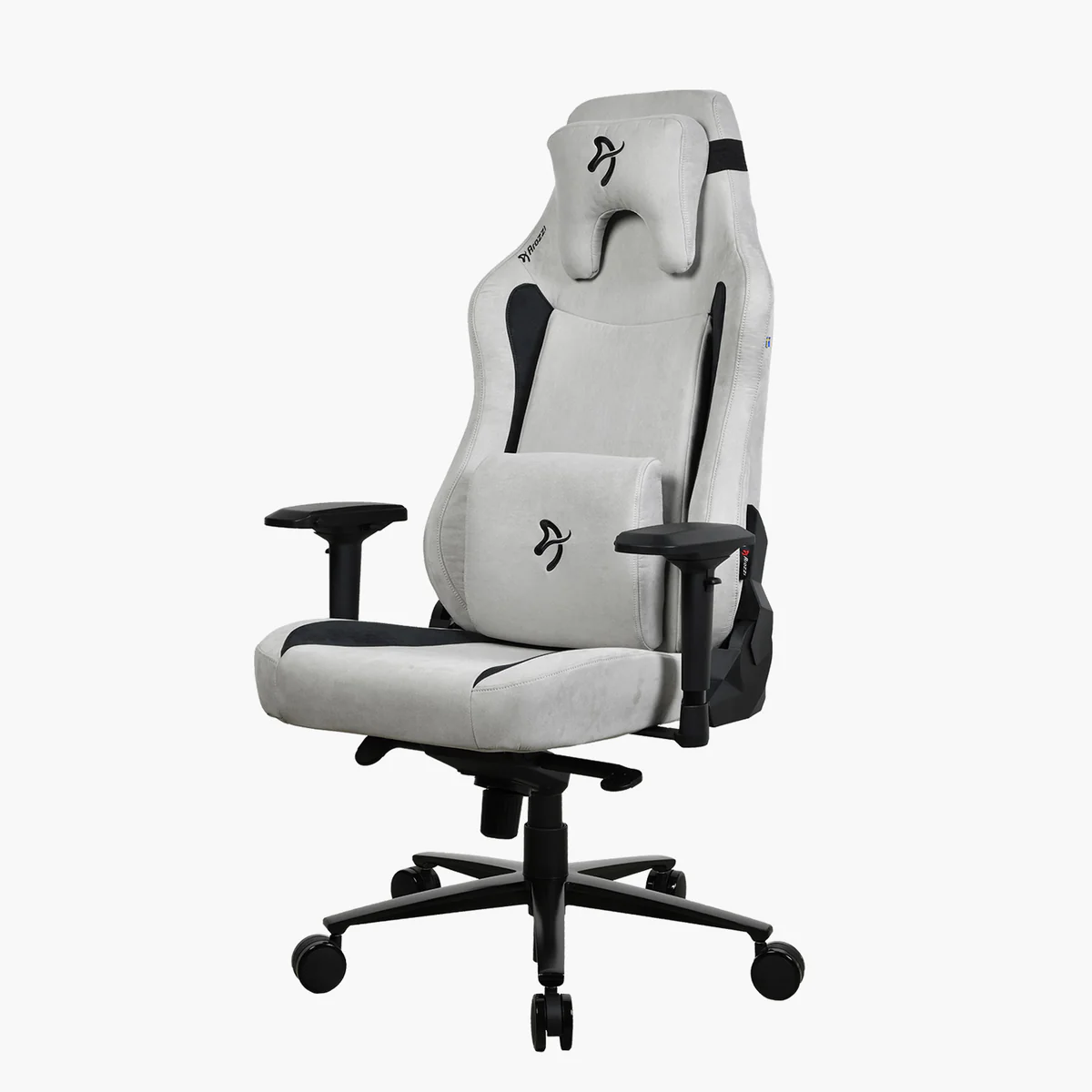 Egy fehér és fekete gamer szék. Fejtámlával, deréktámasszal, kartámaszokkal és ötkerekű talppal rendelkezik. A logó látható.