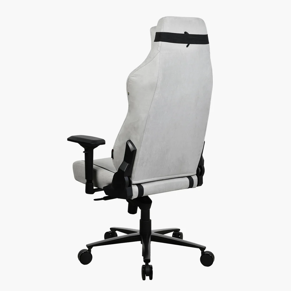 Egy szürke és fekete gamer szék hátulról látható. Fekete karfái és fekete kerekes talpa van. A háttér fehér.