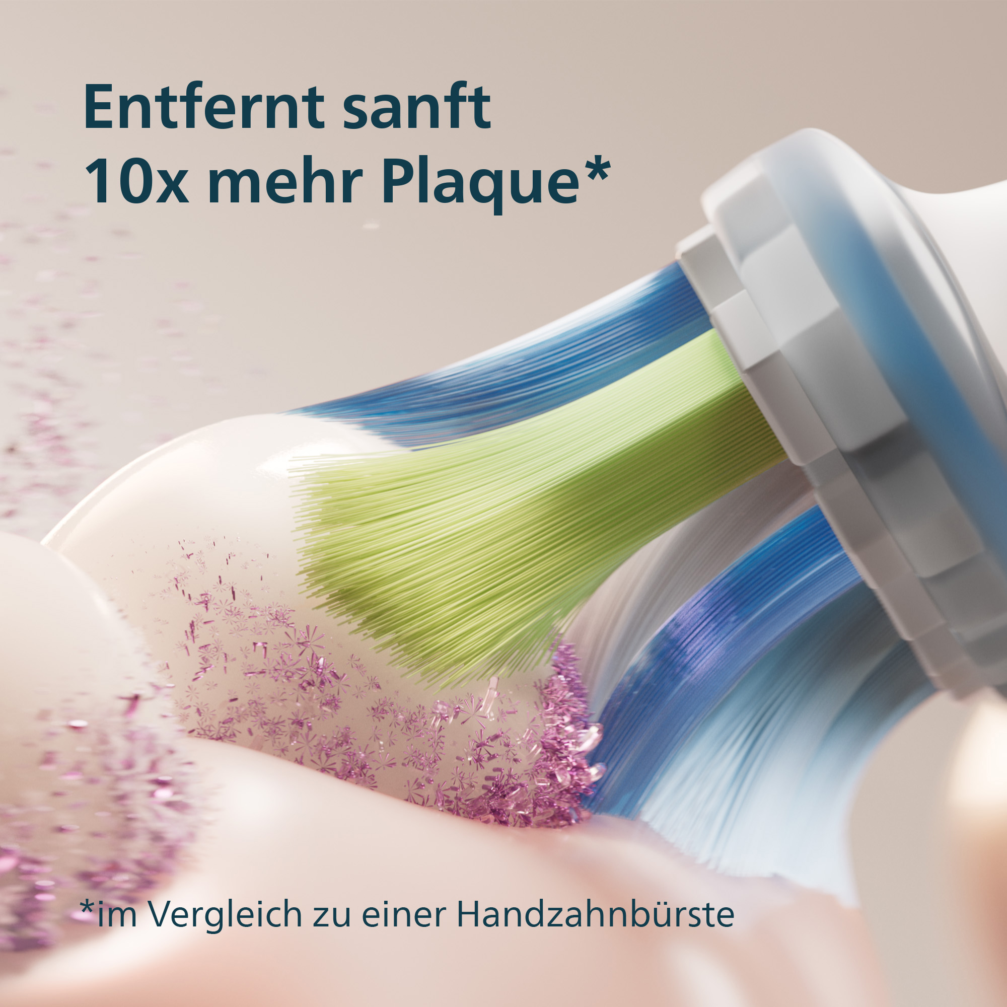 Gros plan d'une brosse à dents avec des poils bleus, verts et blancs. Des particules roses de plaque sont visibles et du texte est affiché.