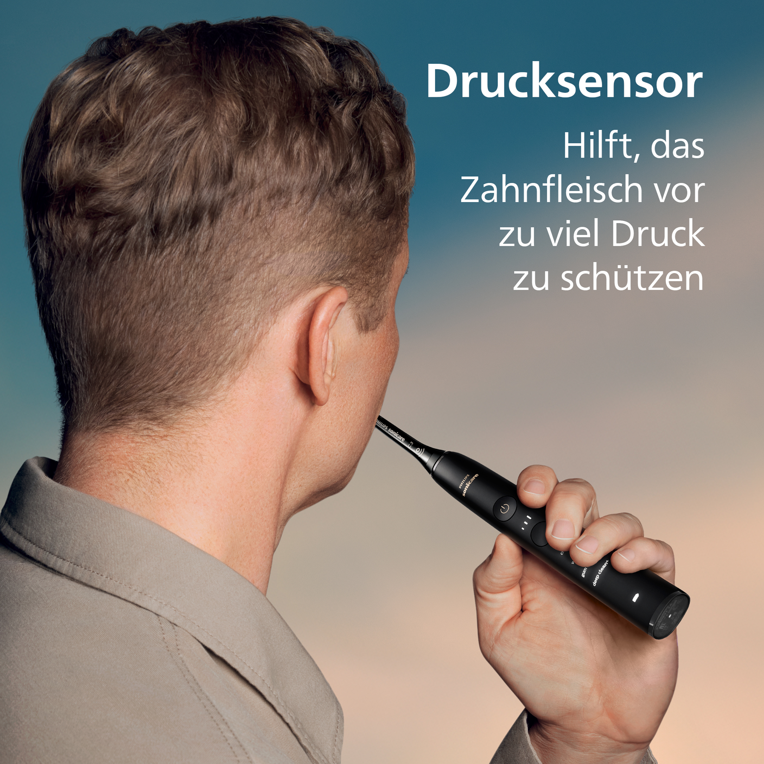 Ein Mann benutzt eine schwarze elektrische Zahnbürste. Der Text lautet 'Drucksensor' und 'schützt das Zahnfleisch vor zu viel Druck'.