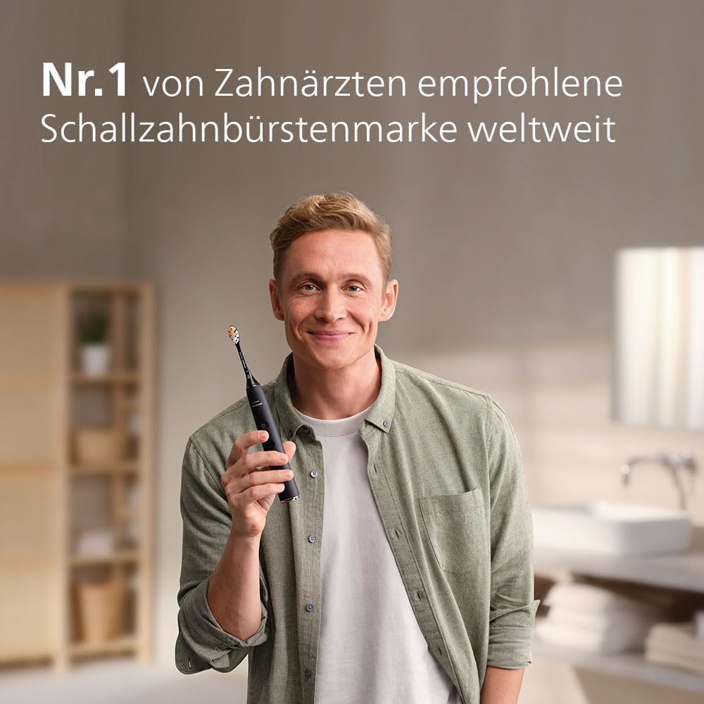 Ein Mann hält eine schwarze Zahnbürste und lächelt. Text: 'Nr. 1 von Zahnärzten empfohlene Schallzahnbürstenmarke weltweit'.