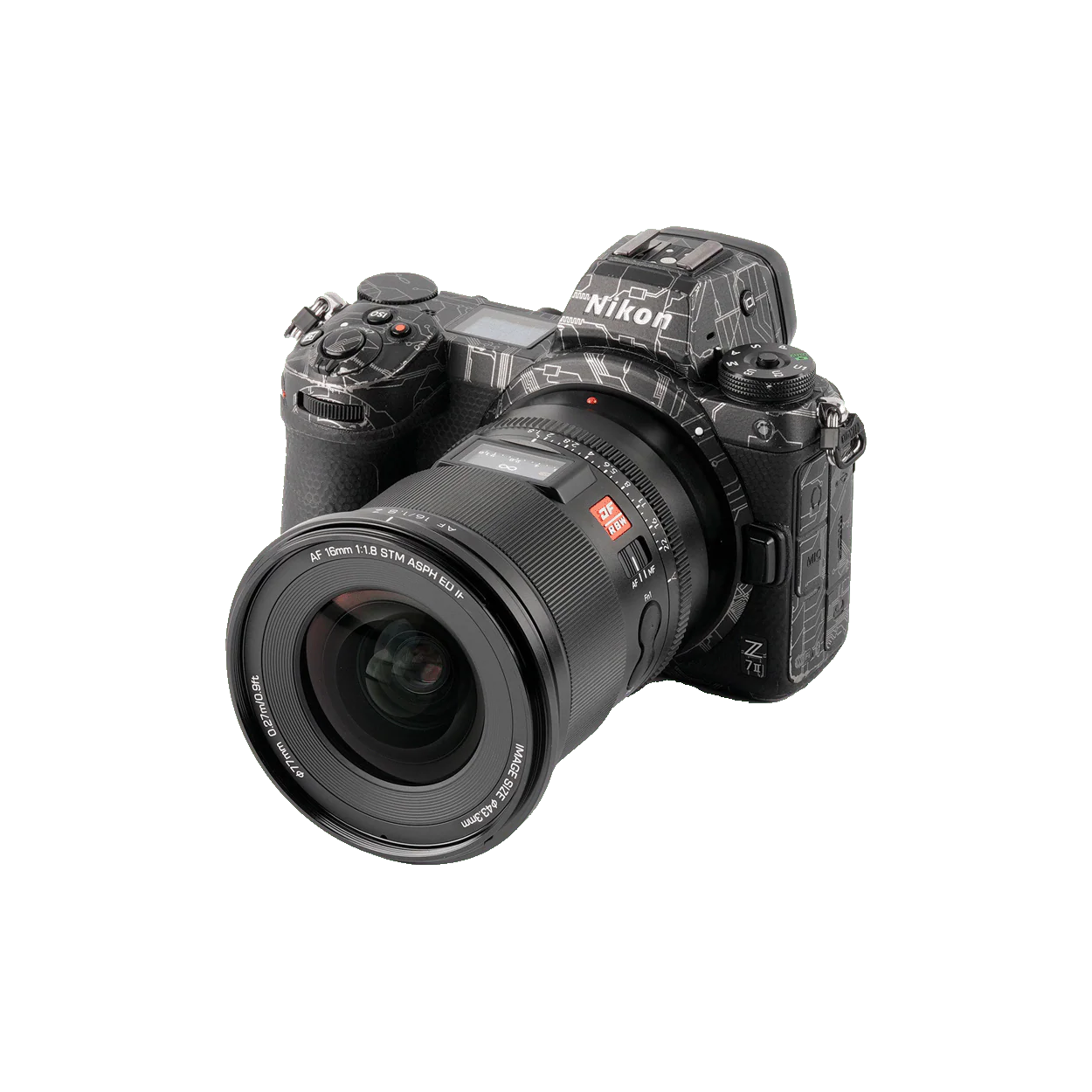 Eine Nikon Z 7II Kamera mit Weitwinkelobjektiv, schwarzem Gehäuse mit Schaltungsmuster, vor schwarzem Hintergrund.
