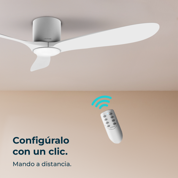 Ventilador de techo blanco con tres aspas. Un mando a distancia flota en el aire con ondas de señal. El texto dice: Configura con un clic.