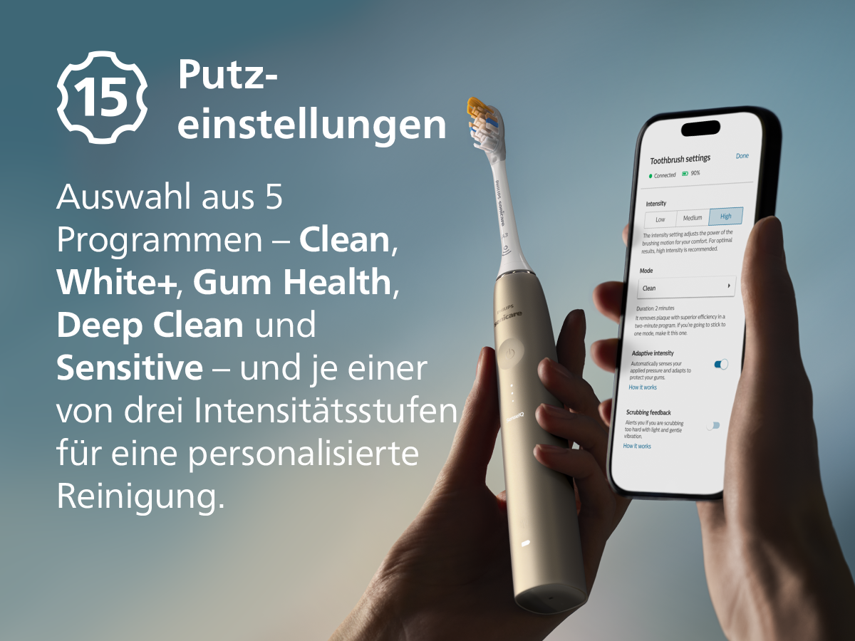 Eine Person hält eine Zahnbürste und ein Smartphone. Das Telefon zeigt Zahnbürsteneinstellungen mit Intensitätsoptionen.