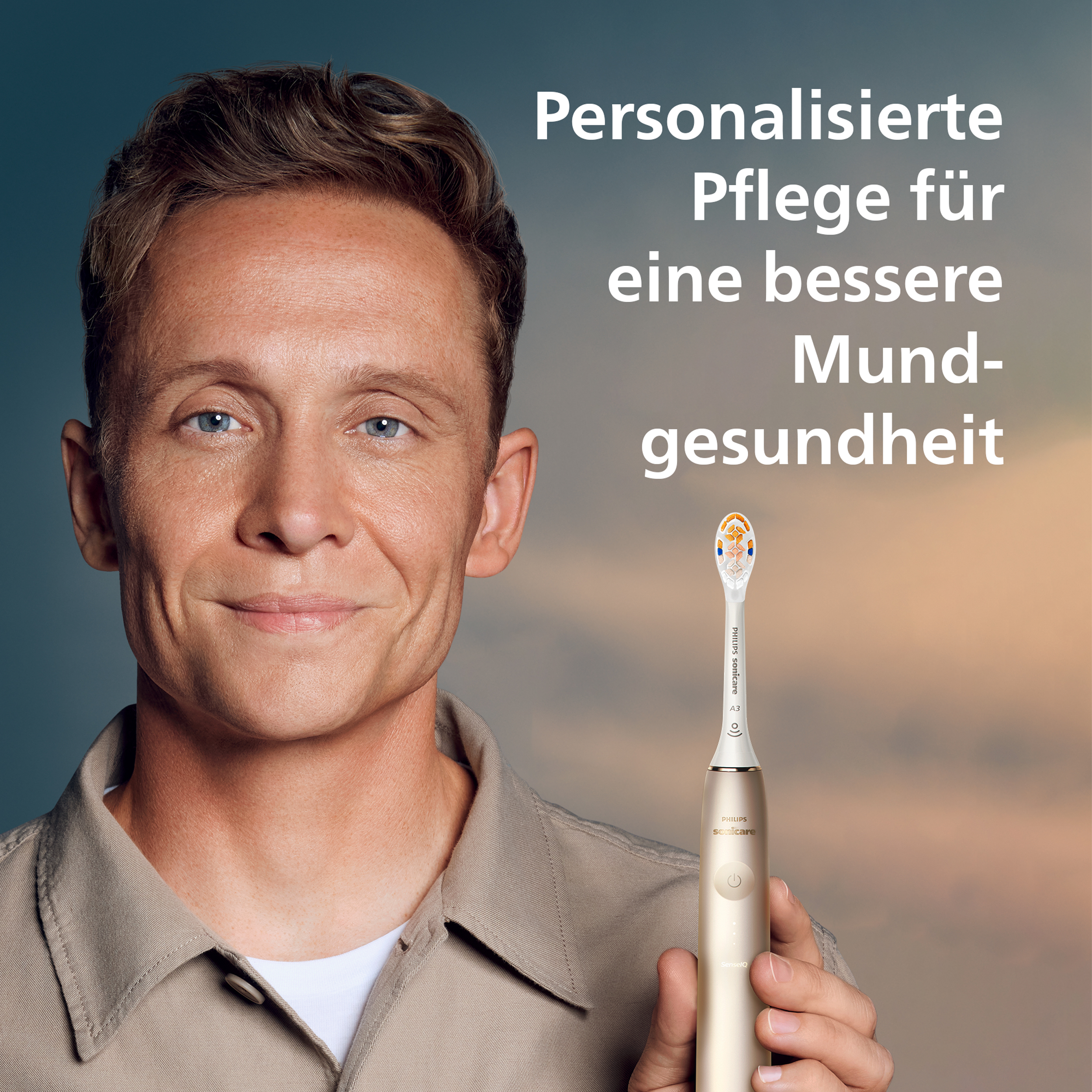 Mann hält goldene Zahnbürste, Text: Personalisierte Pflege für bessere Mundgesundheit. Hintergrund blau und orange.