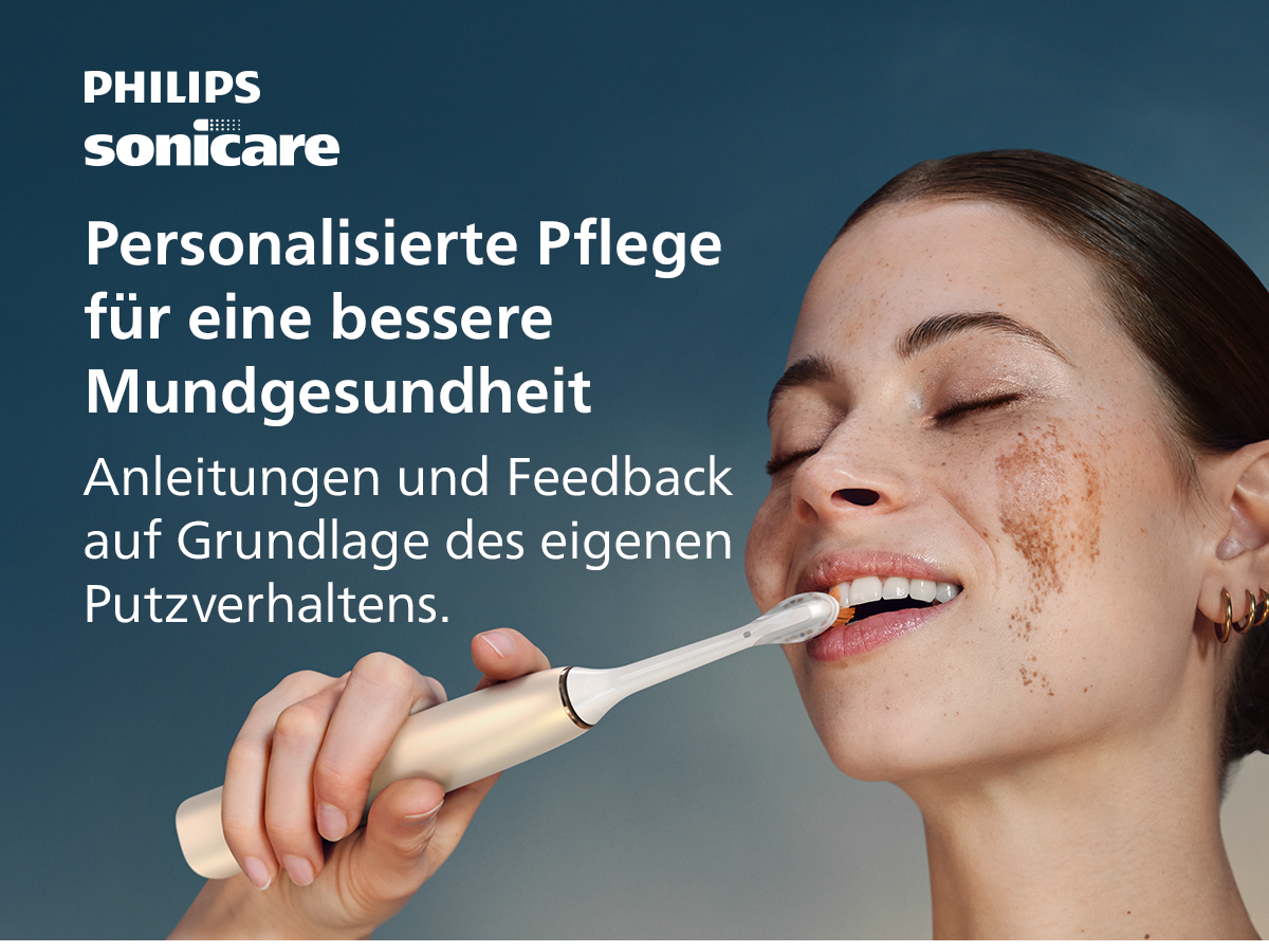 Eine Frau lächelt mit geschlossenen Augen und benutzt eine Philips Sonicare Zahnbürste. Text auf Deutsch bewirbt Mundgesundheit.