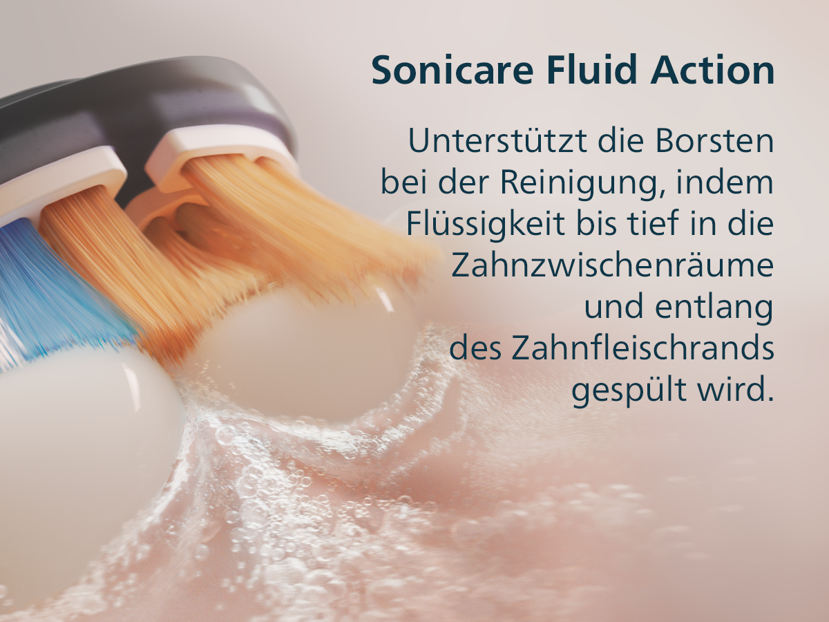 Nahaufnahme eines Zahnbürstenkopfes mit orangefarbenen und blauen Borsten. Wasser fließt um die Bürste, mit unscharfem Hintergrund.