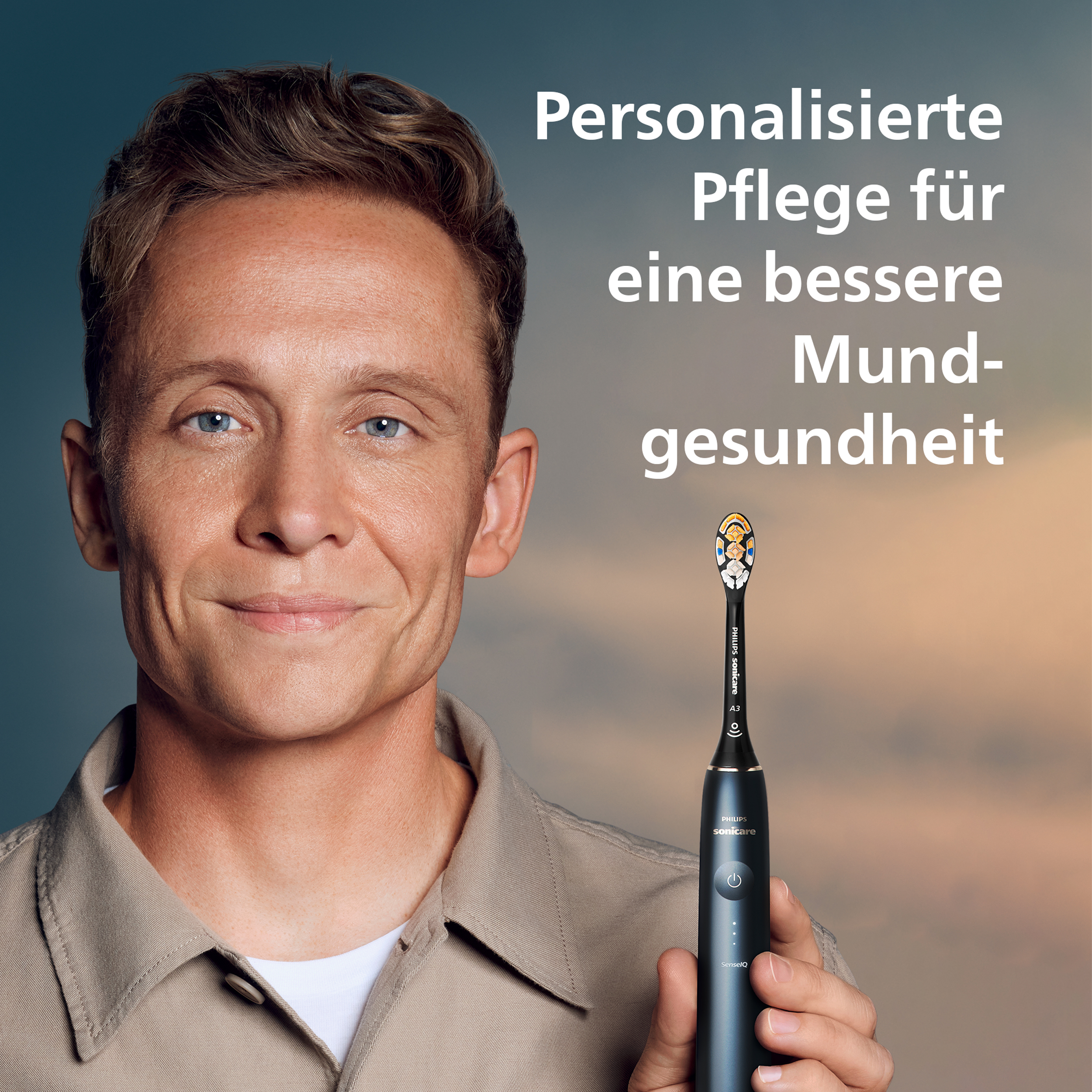 Mann hält eine Philips Sonicare Zahnbürste. Text: 'Personalisierte Pflege für bessere Mundgesundheit.'