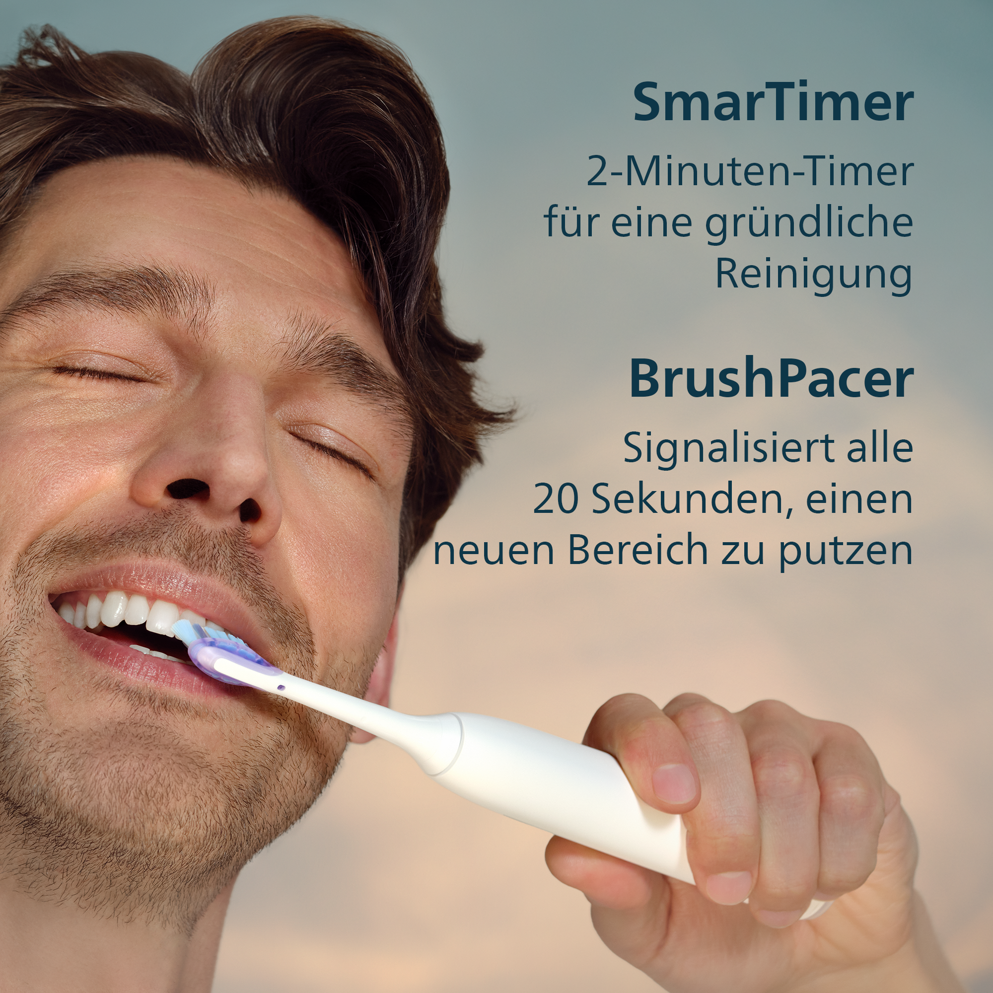 Un homme se brosse les dents avec une brosse à dents blanche, les yeux fermés. Le fond est un dégradé de bleu et de beige.