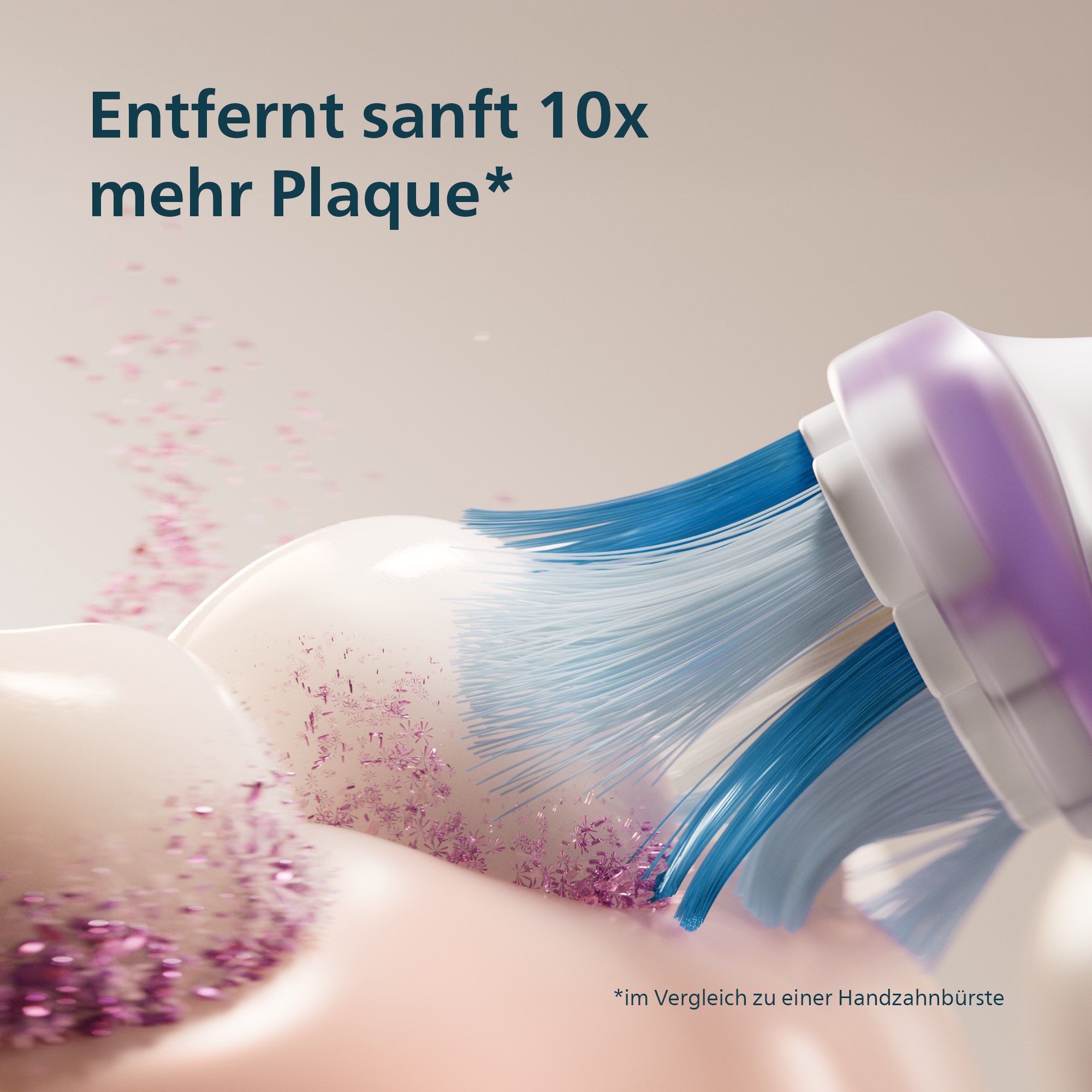 Nahaufnahme einer Zahnbürste mit blauen Borsten, die Zähne putzt. Lila Konfetti. Text: Entfernt Plaque, 10x mehr.