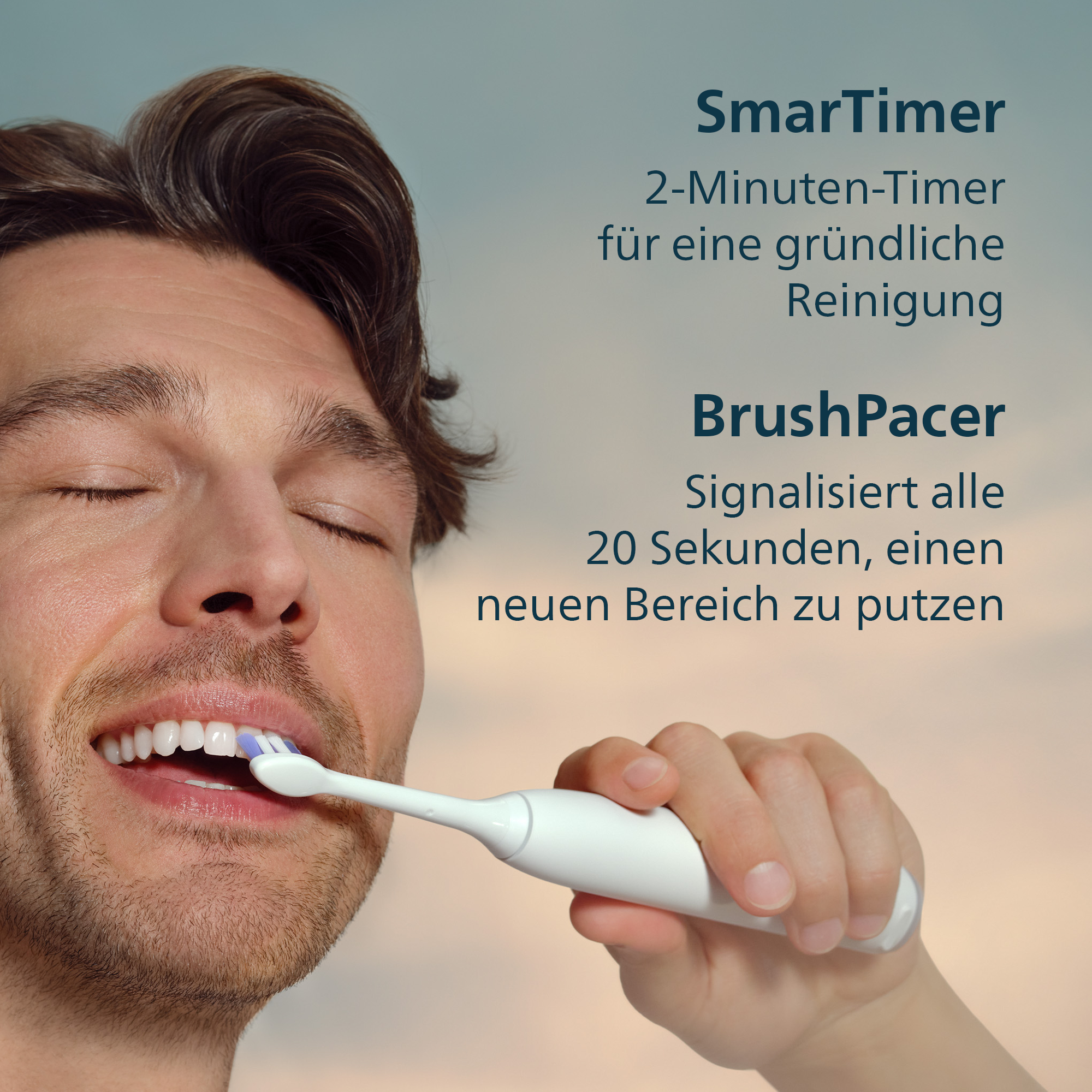 Ein Mann putzt sich mit einer elektrischen Zahnbürste die Zähne, Augen geschlossen. Text: SmarTimer und BrushPacer.